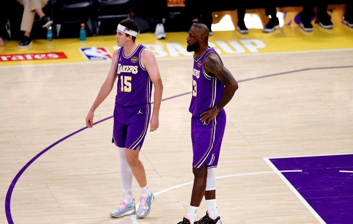 湖人发往全联盟的交易包裹，正被贴上“需要付费回收”的标签。
谈判桌上的电话一接通