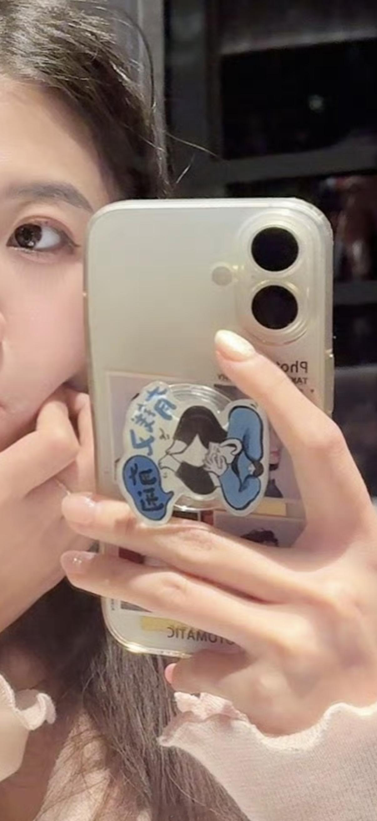 难得刷到一个好看的小姐姐和知名网友大彬子一样用同款同颜色的标准版iPhone 1