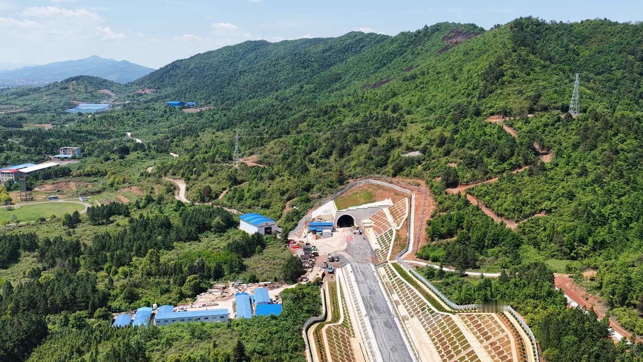 初夏湘南，建设正酣。近日，邵永高铁全线核心控制性工程——东安隧道大里程段（斜井至
