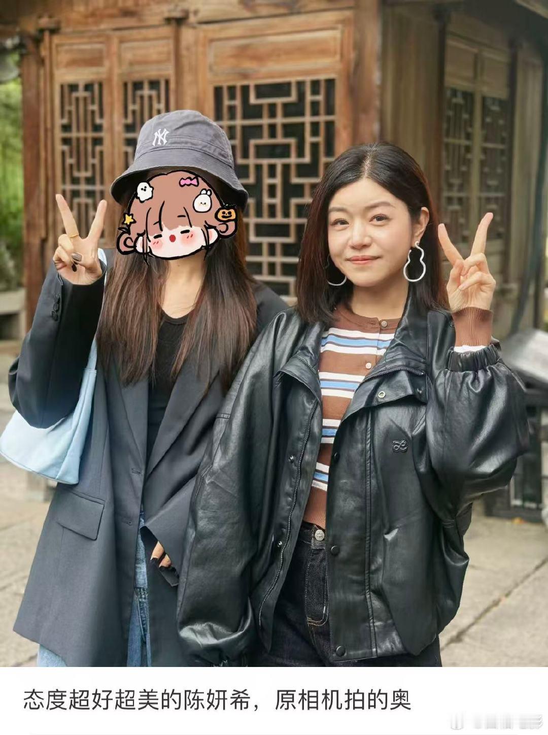 陈妍希白头发 网友晒与陈妍希合照陈妍希白头发，有网友晒与陈妍希合照，并称:“态度