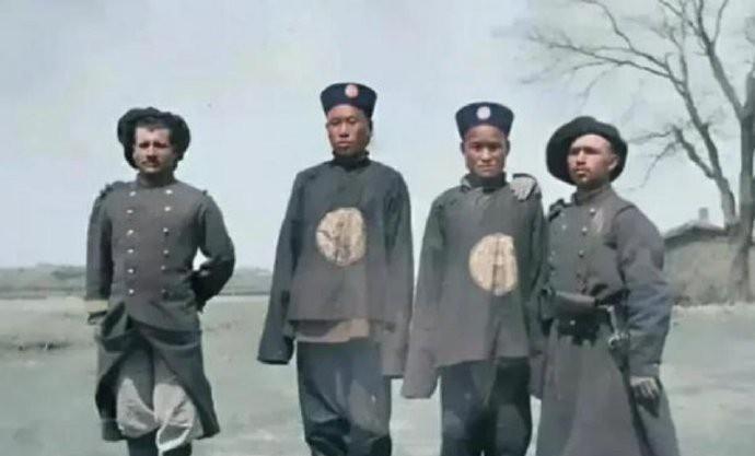 这张老照片，是清朝士兵与意大利士兵的合影，拍摄于1900年，距今已有123年的历