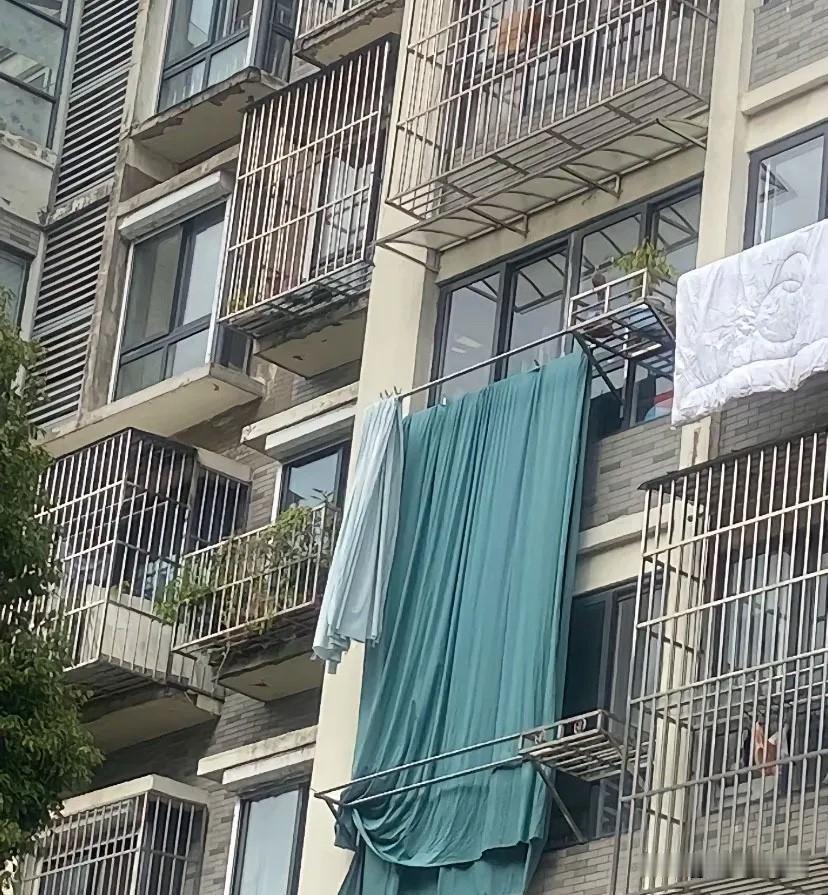 碰到这样的邻居，你会怎么处理？楼下晒被子直接挡住了窗户，还不听人劝，真是让人头疼