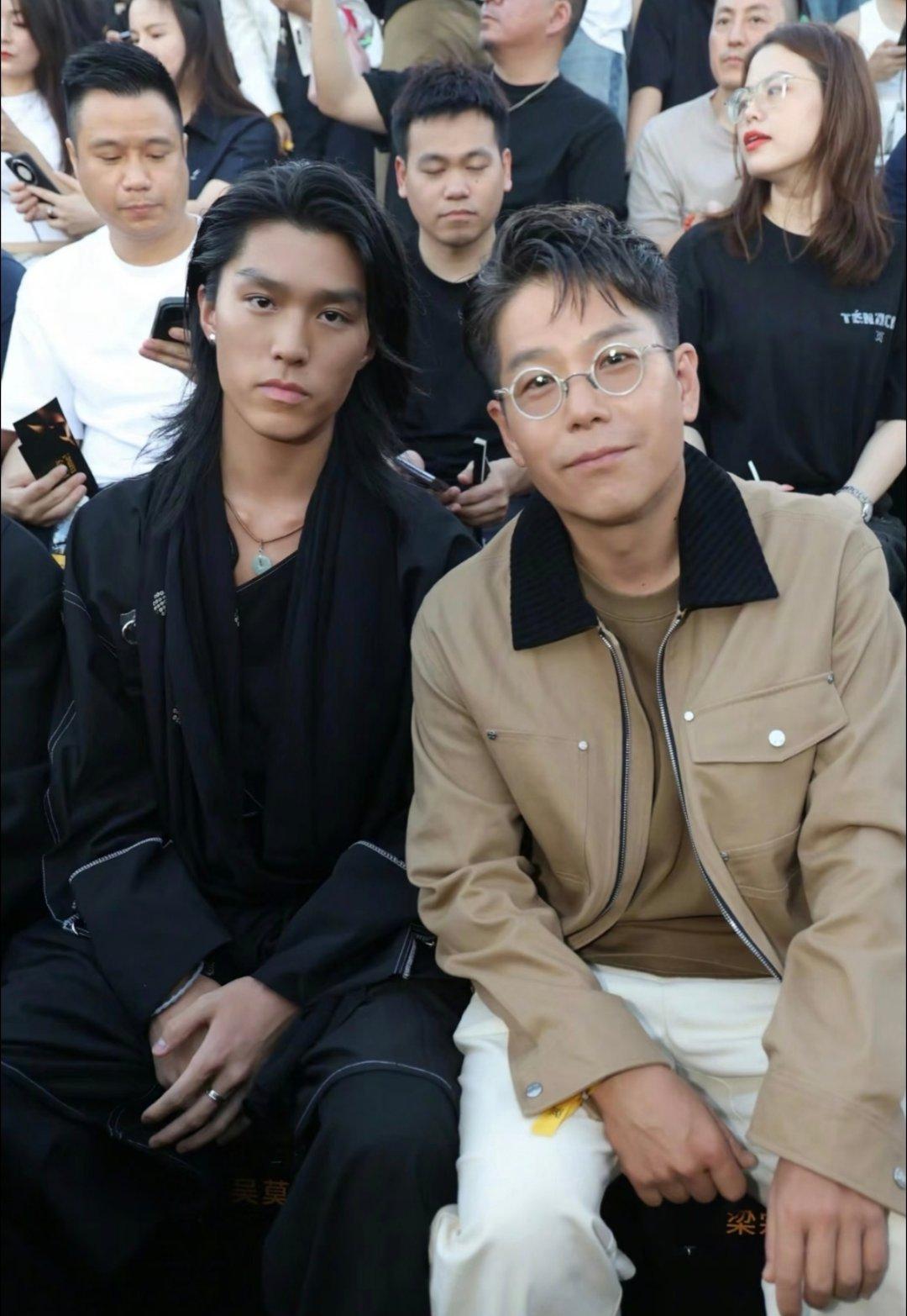 林晓峰和17岁长子林宝一起参加时尚活动，父子同框像同龄人，儿子看起来好成熟，比实