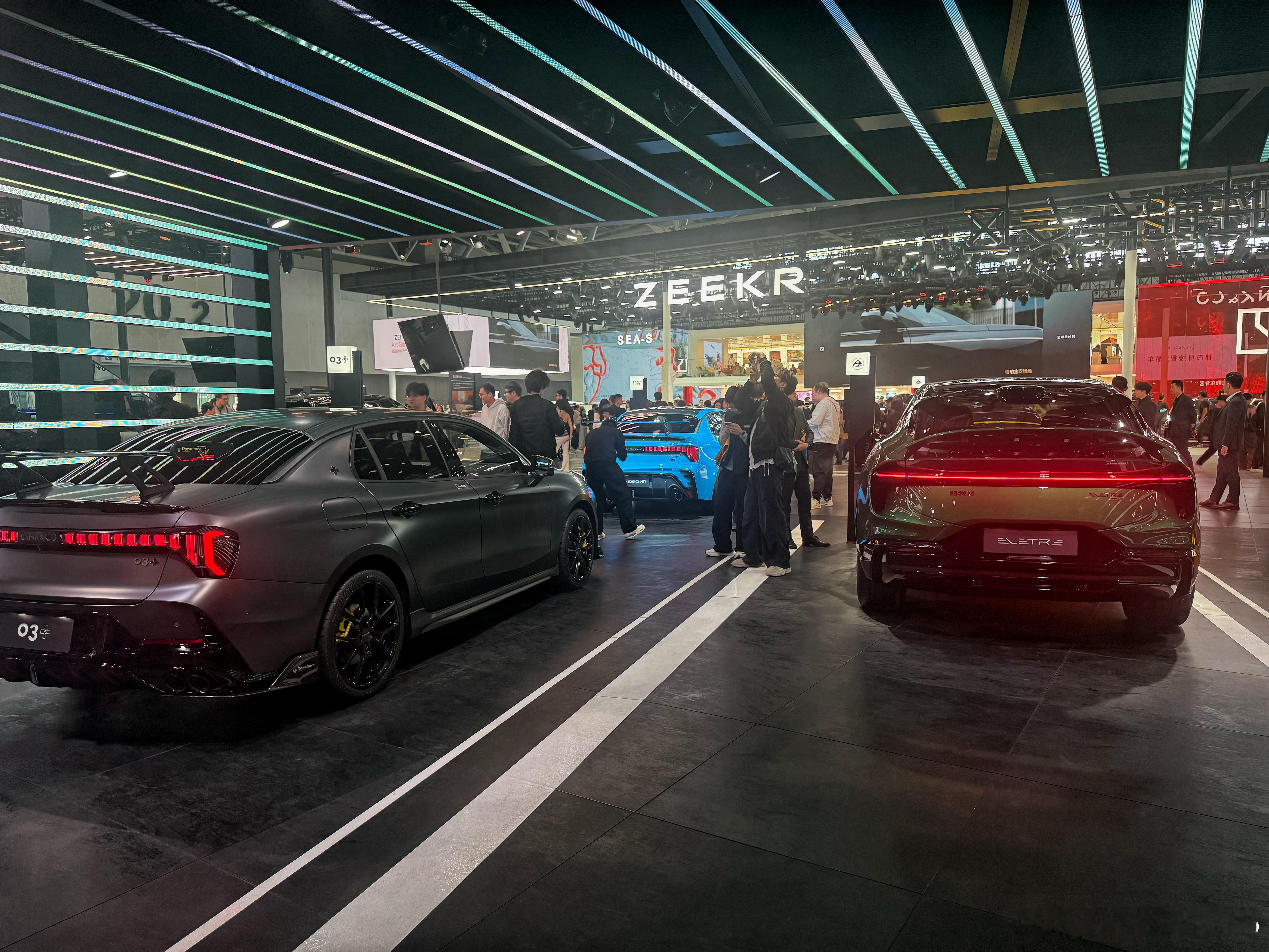 回到领克展台才是真.从从容容游刃有余。好熟悉的味道和配方啊（老外跑模拟器，宁赛上