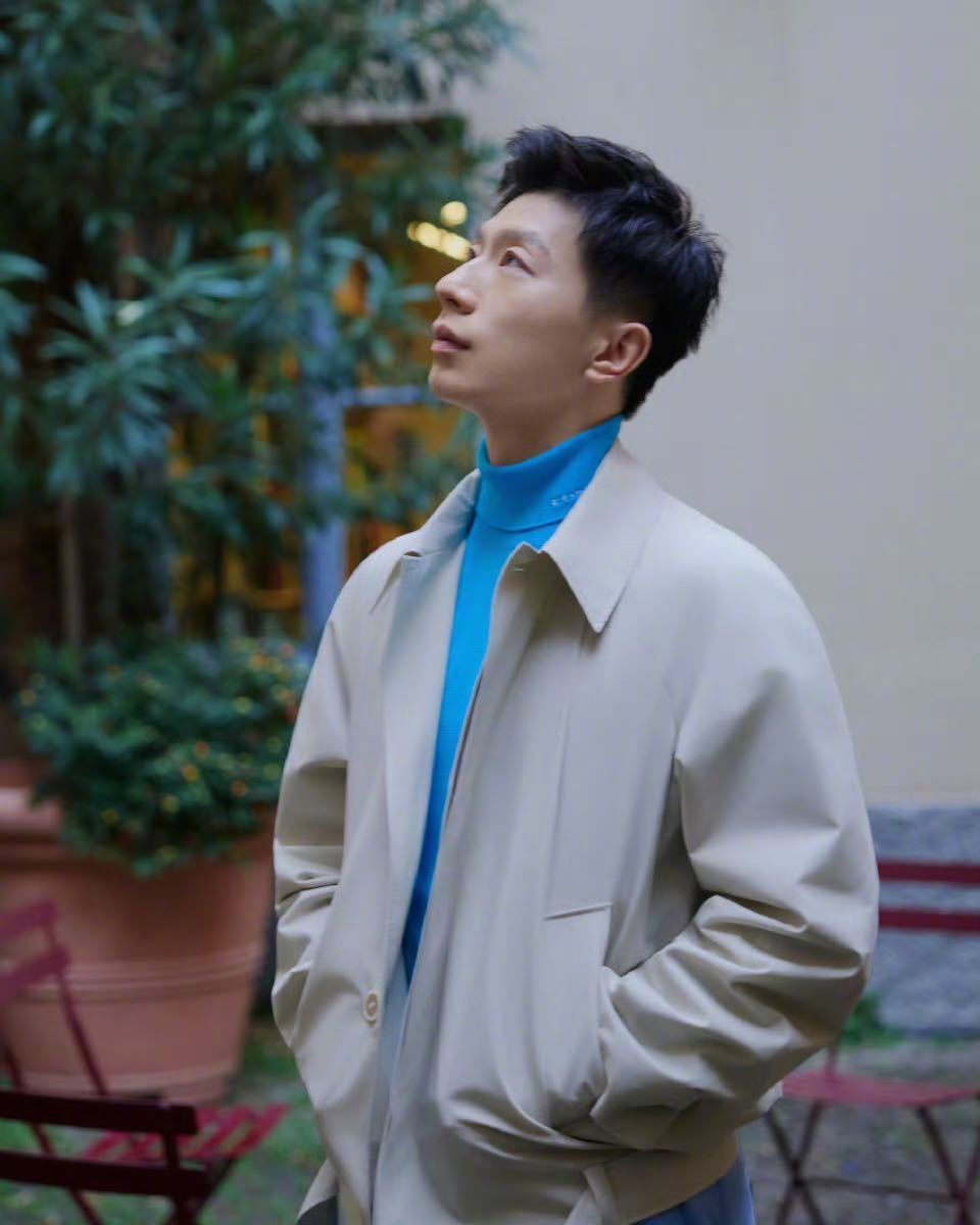 马龙｜Prada大秀看秀造型发布！Prada品牌代言人马龙身着浅色夹克内搭明媚蓝