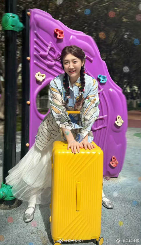 【#陈梦的春天ootd#】乒乓球运动员 晒春日穿搭，简约利落有满是元气。据公开资