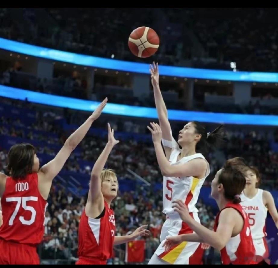 #中国女篮绝杀日本蝉联亚运冠军#恭喜！过程激烈高对抗，看得人好紧张。日本女篮有个