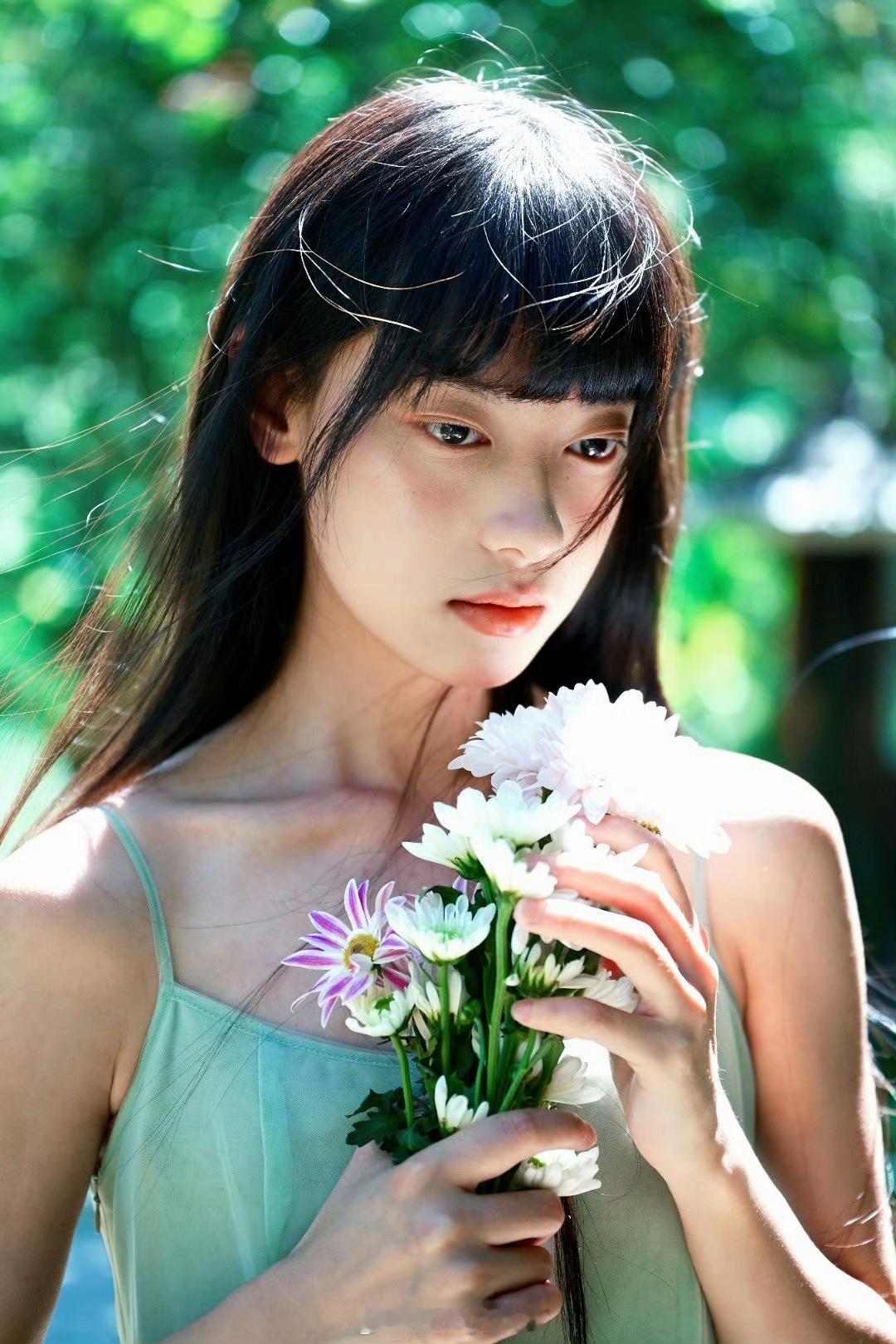 爱拍照的女生到底有多迷人呢?细碎而明亮的春光，
​懒散地漫游于她身上。