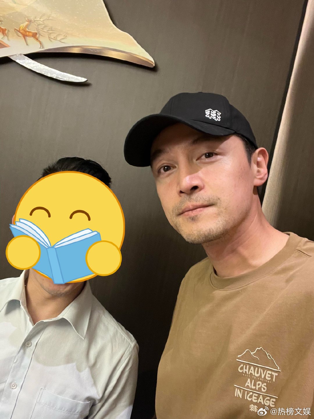 胡歌和家人吃重庆火锅胡歌与网友合照胡歌和家人吃重庆火锅，店员说胡歌本来私人行程但