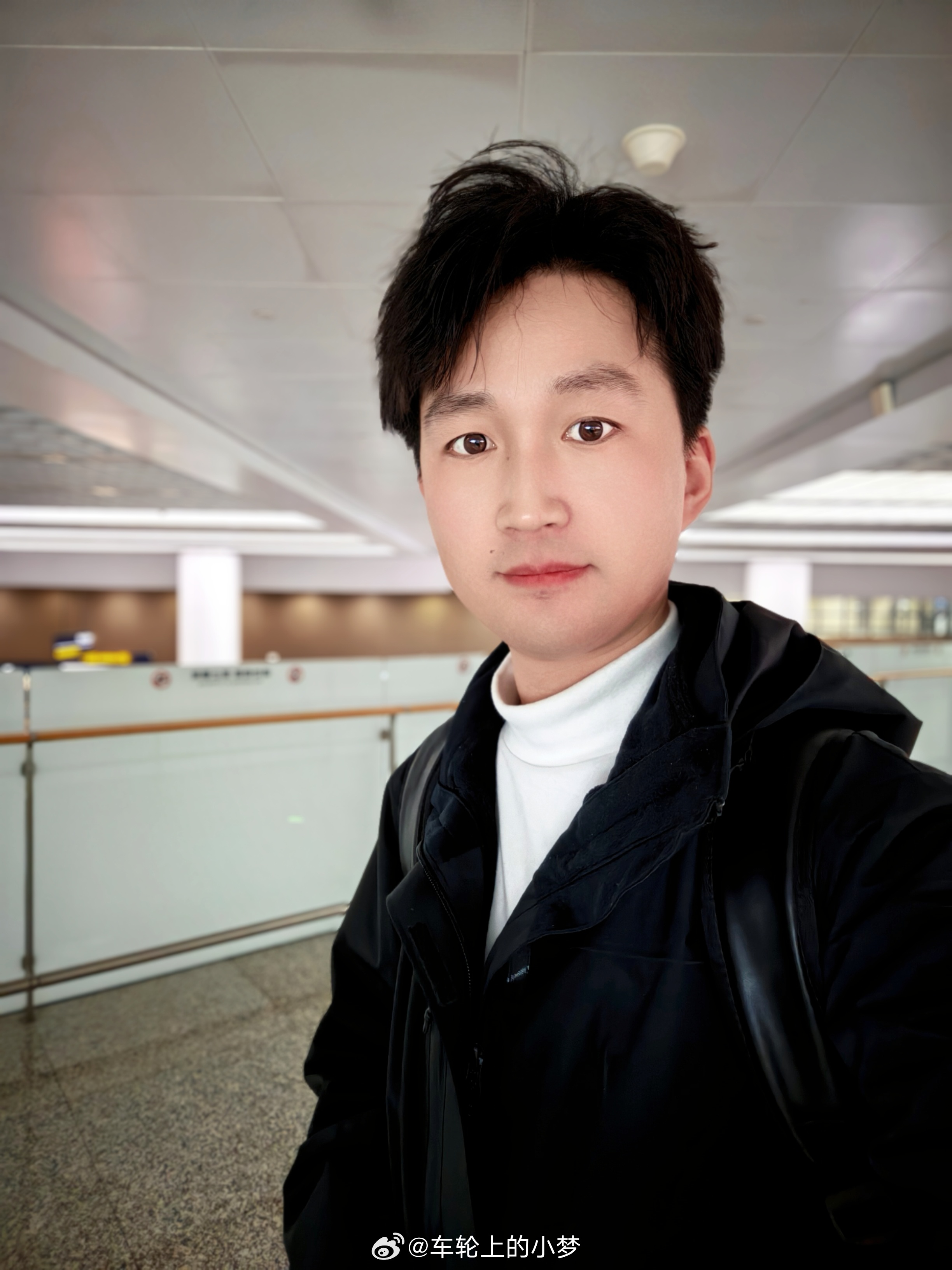 精神抖擞。现在还有没睡醒的嘛？劳模小梦现在已经从广东来山东准备去工作室继续干嘞！