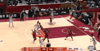 愚人节的晚上，北京队跟大家开了个玩笑！
赵睿热身时，不慎拉伤右腿，今晚上不了场，