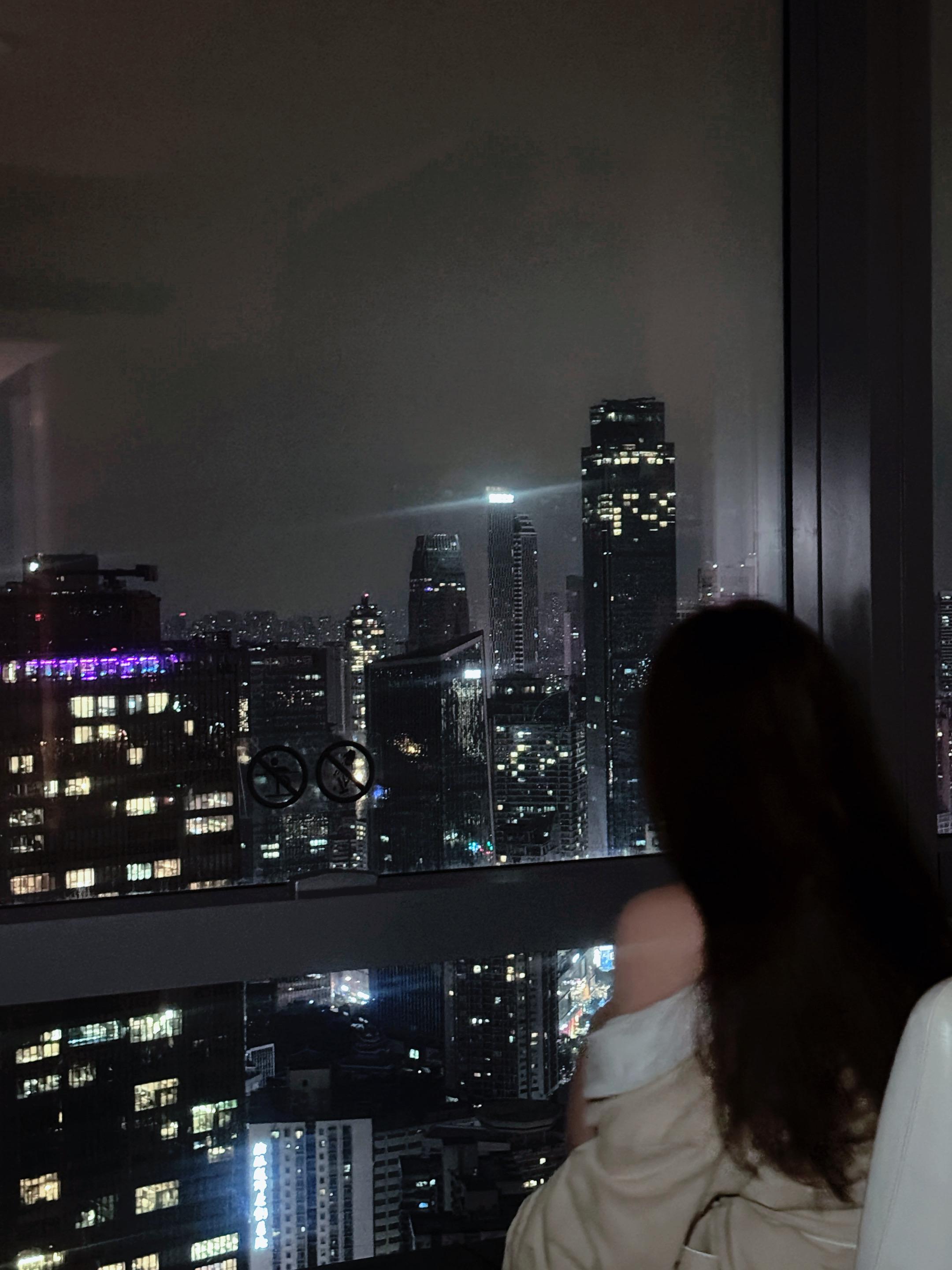 手机里唯一不敢打开的软件是相册  那里装满了我的回忆  每一张都刺痛着我的心 …