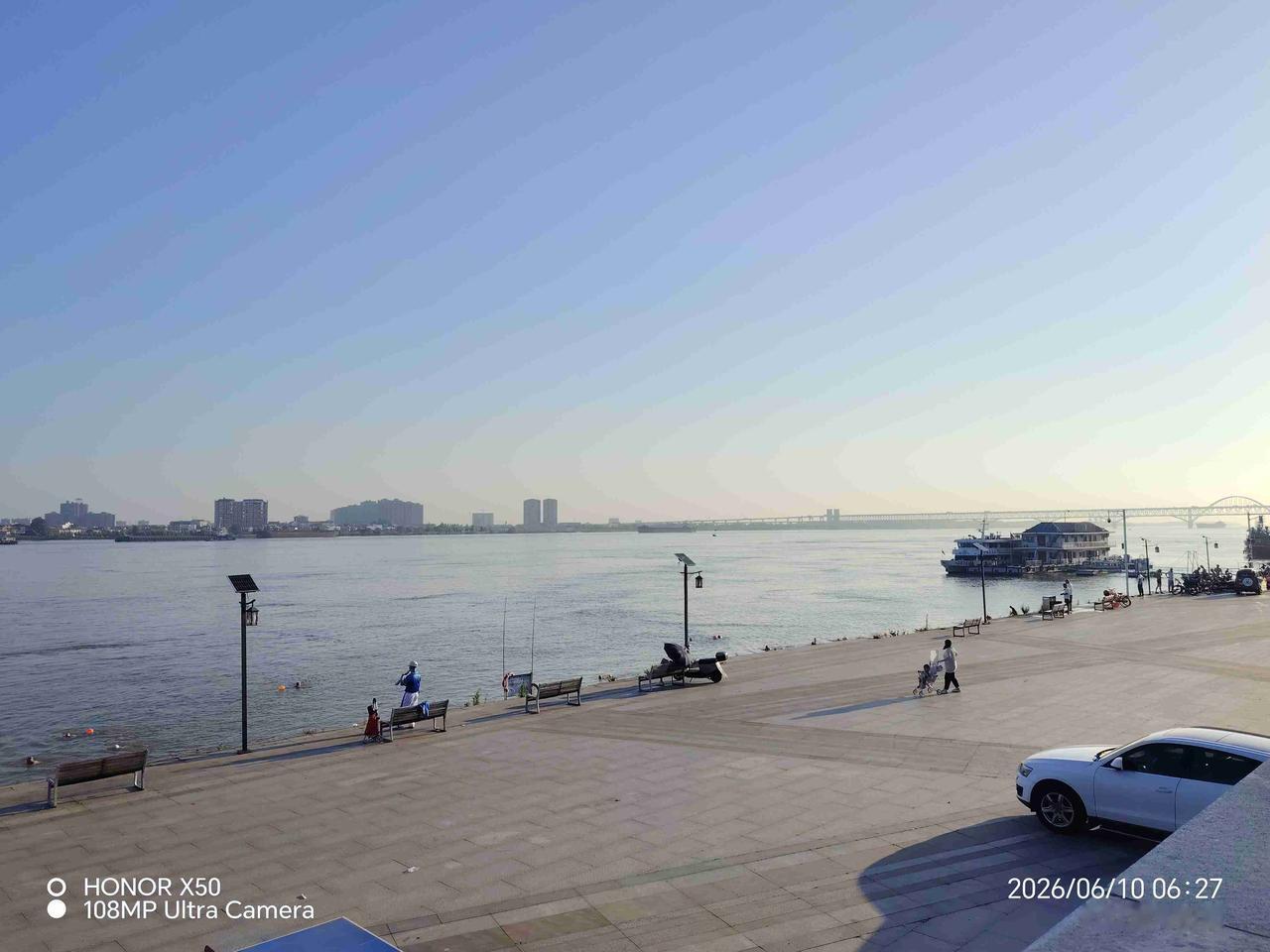 我的今日状态：😁轻松愉快
我这里的天气：☀️晴天6月10日长江岸边美景