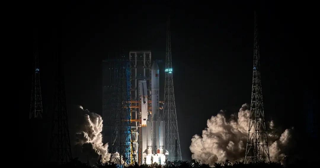 2025年12月20日20时30分，长征五号遥十运载火箭在文昌航天发射场成功将通