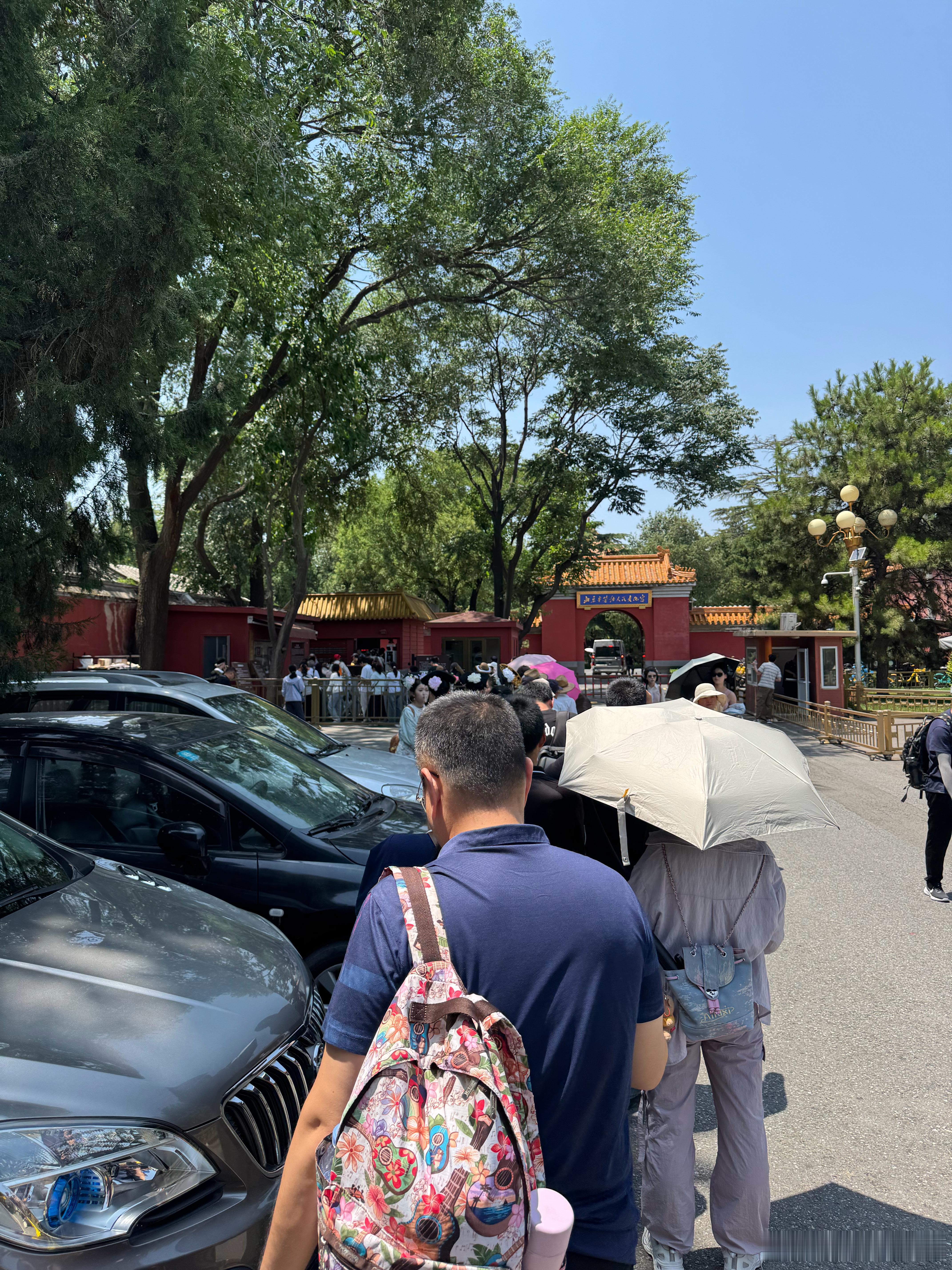其实在太庙东门这排队，抄近路进故宫并不节省时间。太庙东门现在每天排队，排队已经是