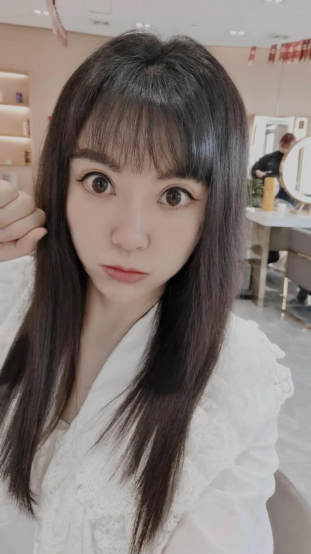 感谢Tony老师给剪的新发型，直接给剪出20岁的效果了！
​听说挖呀挖呀挖的黄老