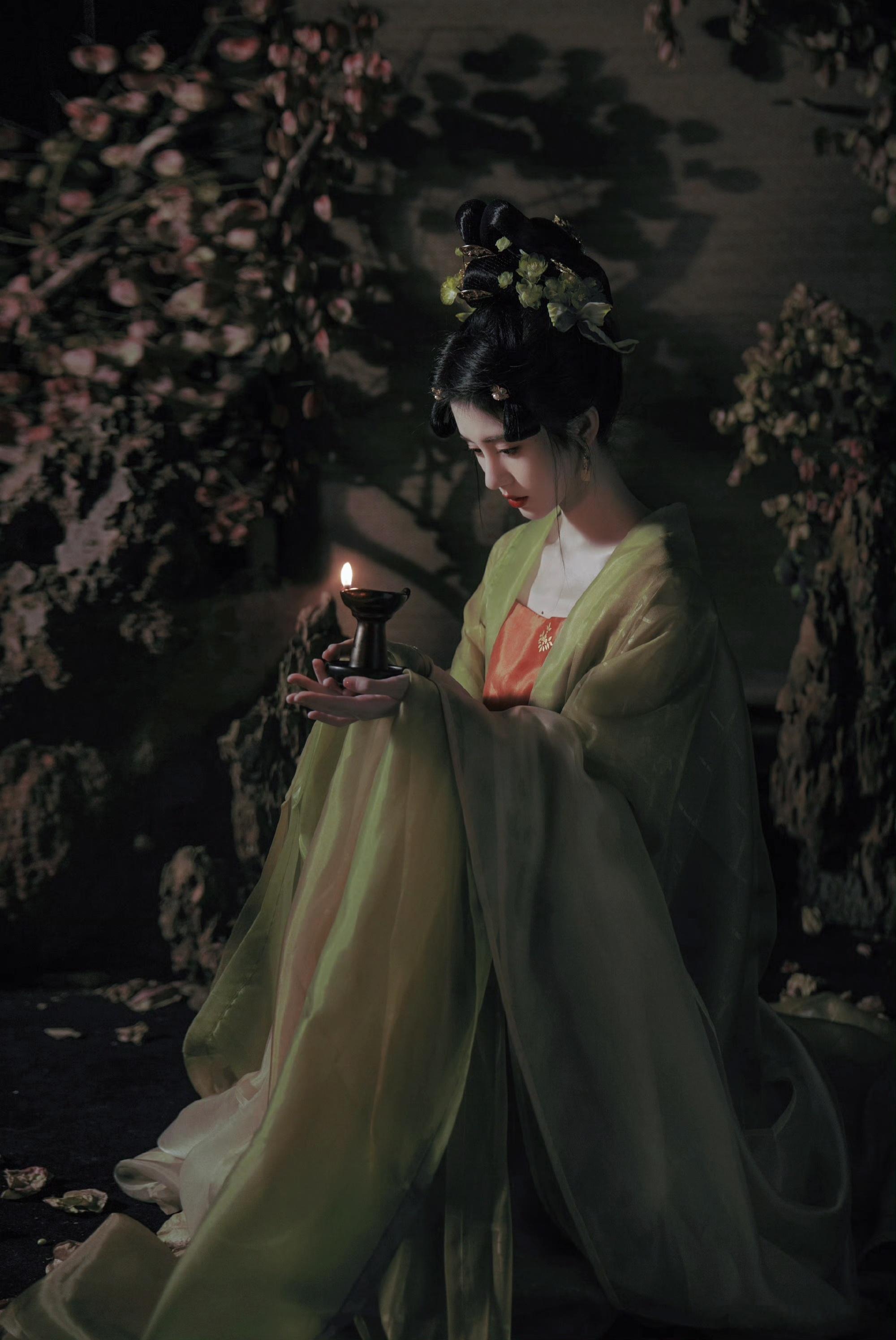 一身青衣下人间🧚‍♀️鞠婧祎苏绿夏鞠婧祎万花世界 ​  ​​​