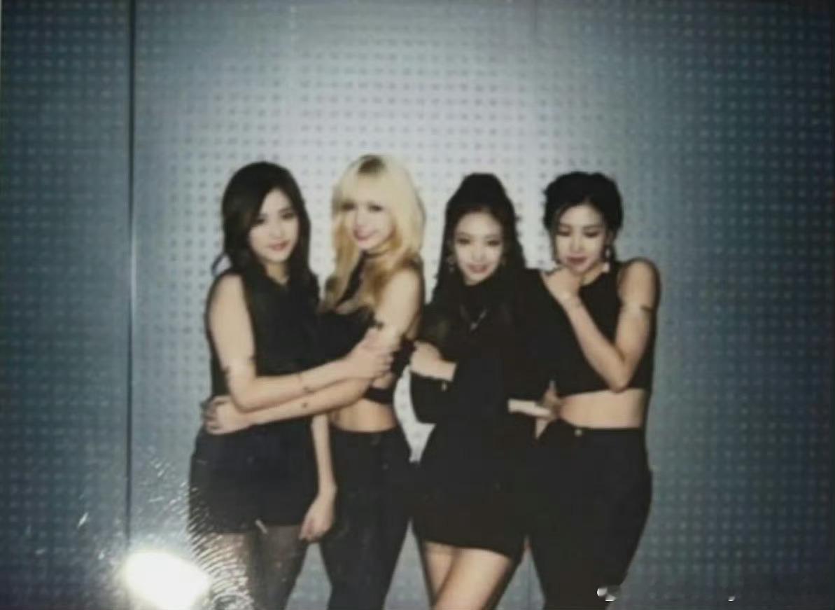 Jennie晒BLACKPINK公开合照BLACKPINK十周年快乐！Jenni