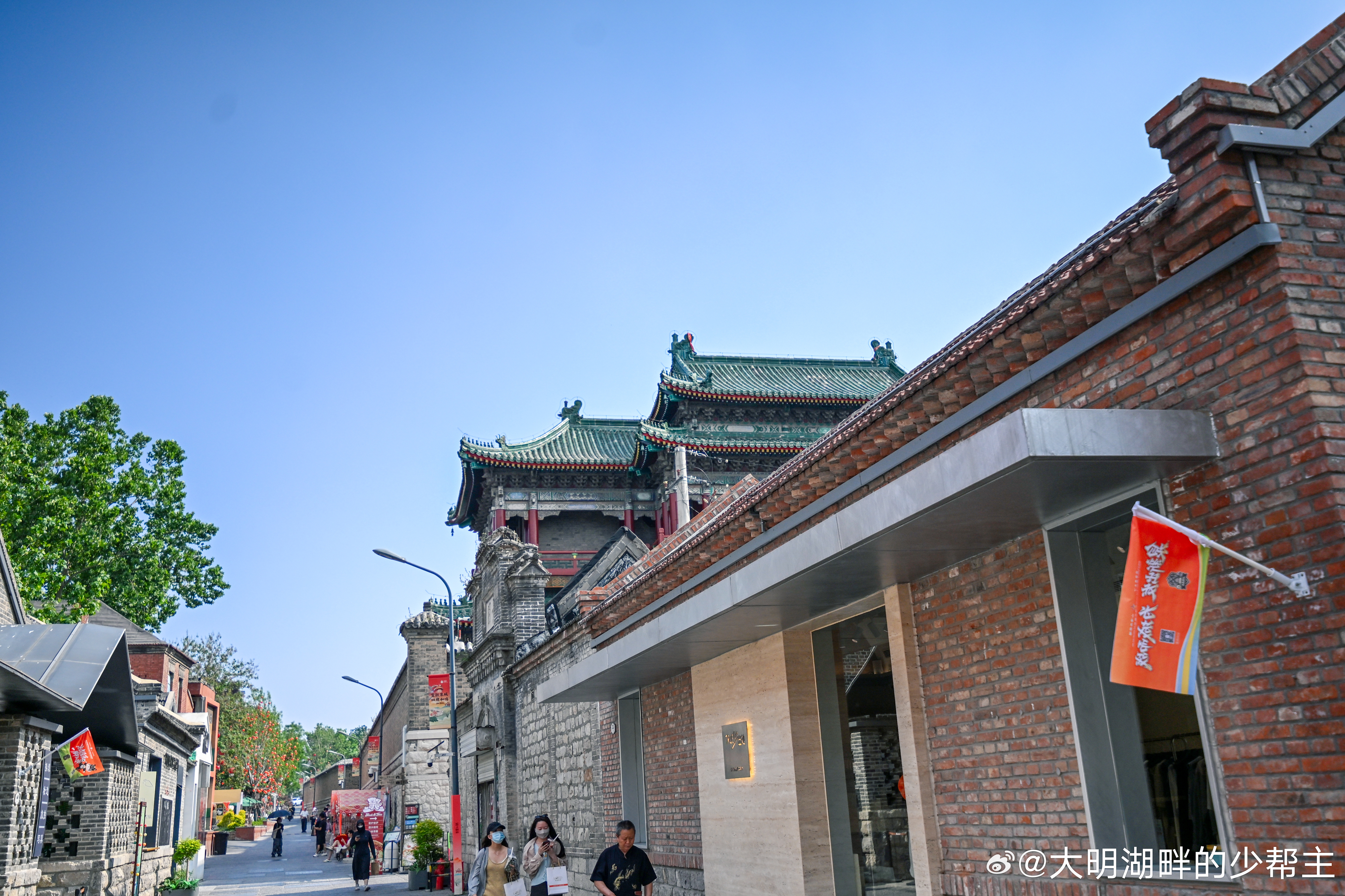 上新街因“步步高升”而得名，北起泺源大街，南接文化西路，南高北低的走势，让人每走