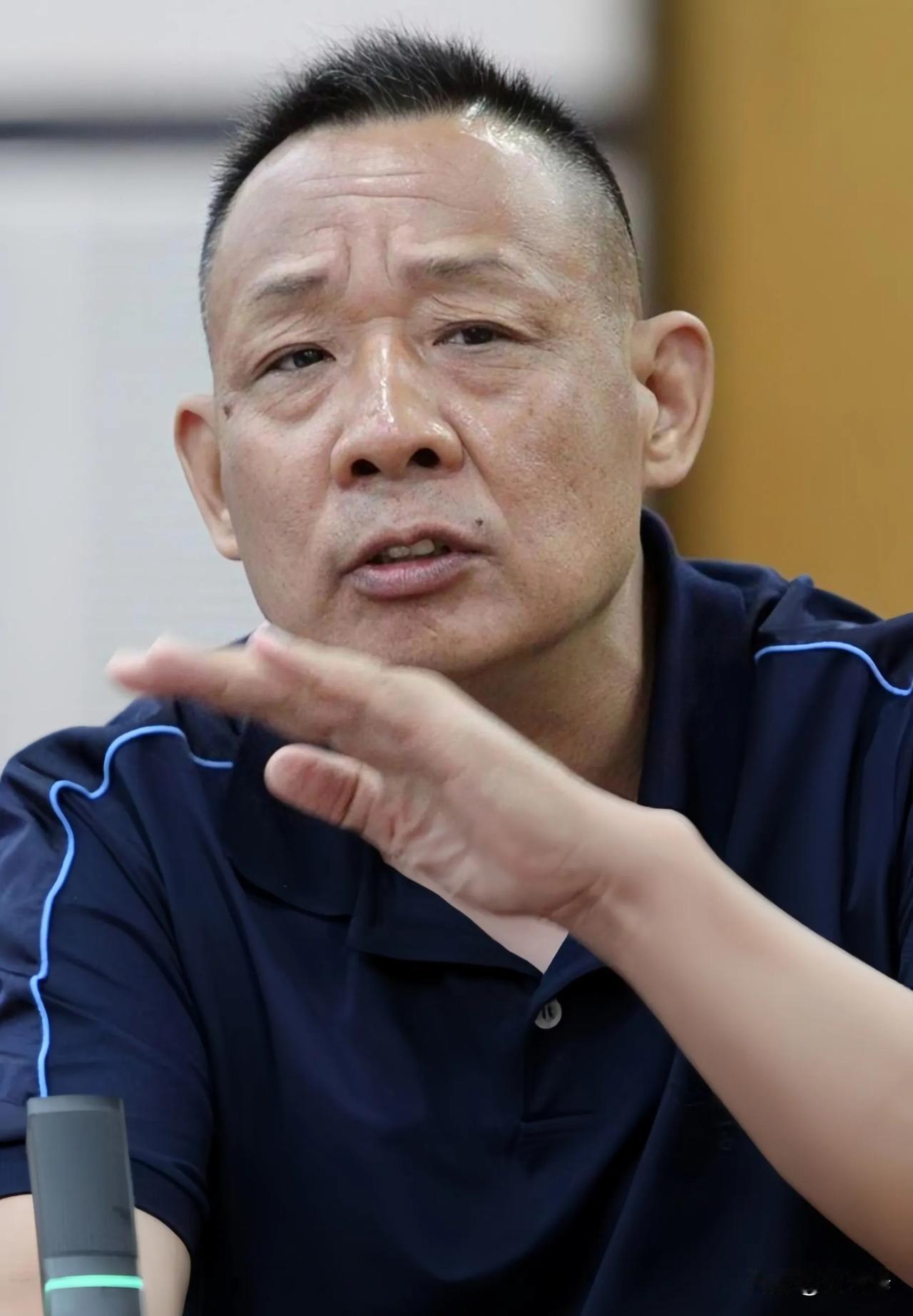 人民日报采访于东来，记者开门见山，直击敏感问题∶你给员工高薪酬高福利，是不是违反
