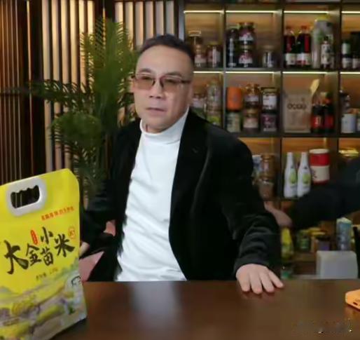 杨议昨天直播的时候，听说郭德纲没事儿了。只是罚一点款，没有进去。杨议在直播间板着