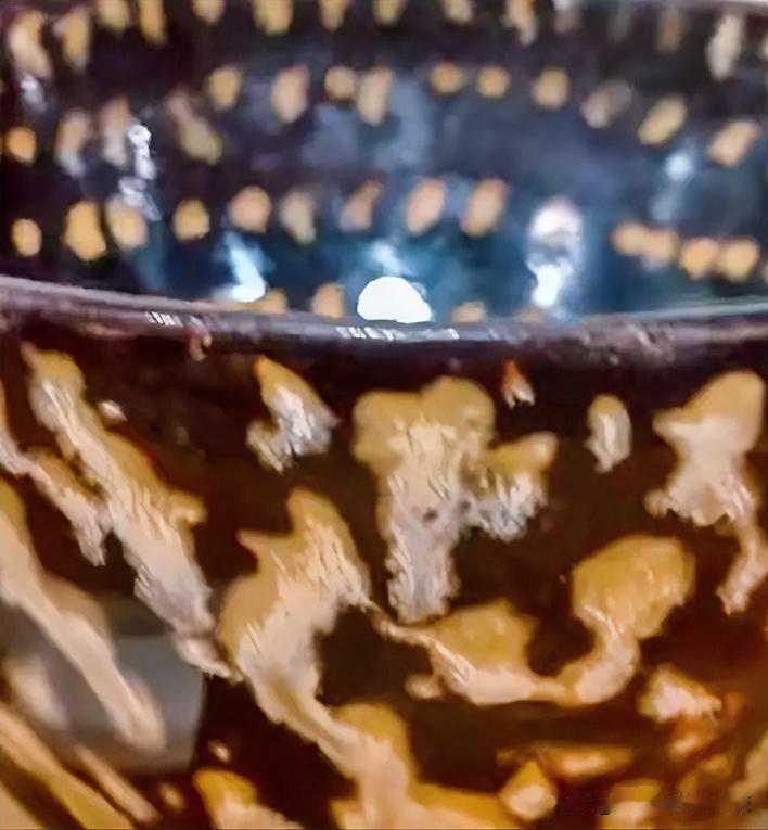 瓷器的美
瓷器的美是一直吸引瓷器收藏爱好者们的光，这道光是历史，也是一种文化，更