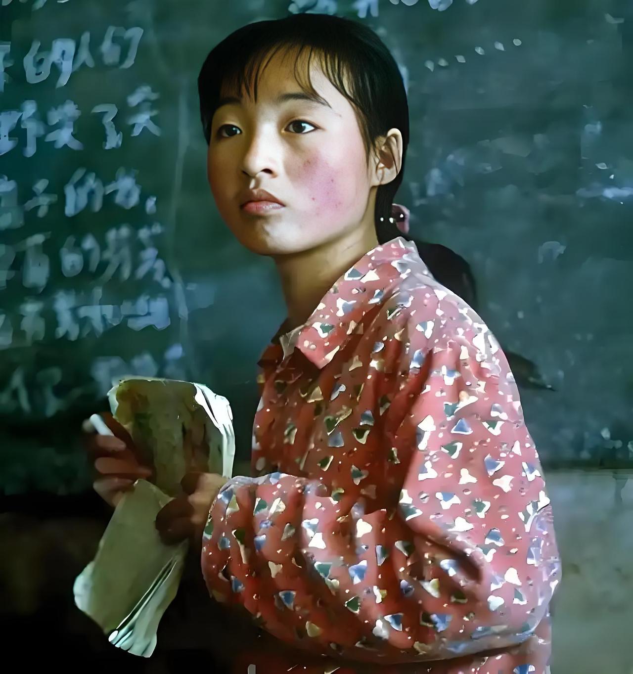 1999年，张艺谋捧红了农村女孩魏敏芝。拍完戏后，魏敏芝想进演艺圈，张艺谋却不同