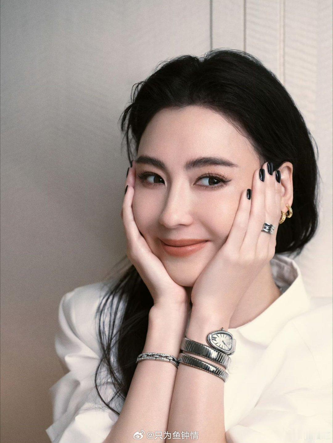 张柏芝对儿子的教育好细节 张柏芝在公共场合从不大声呵斥孩子，都是蹲下来轻声提醒。