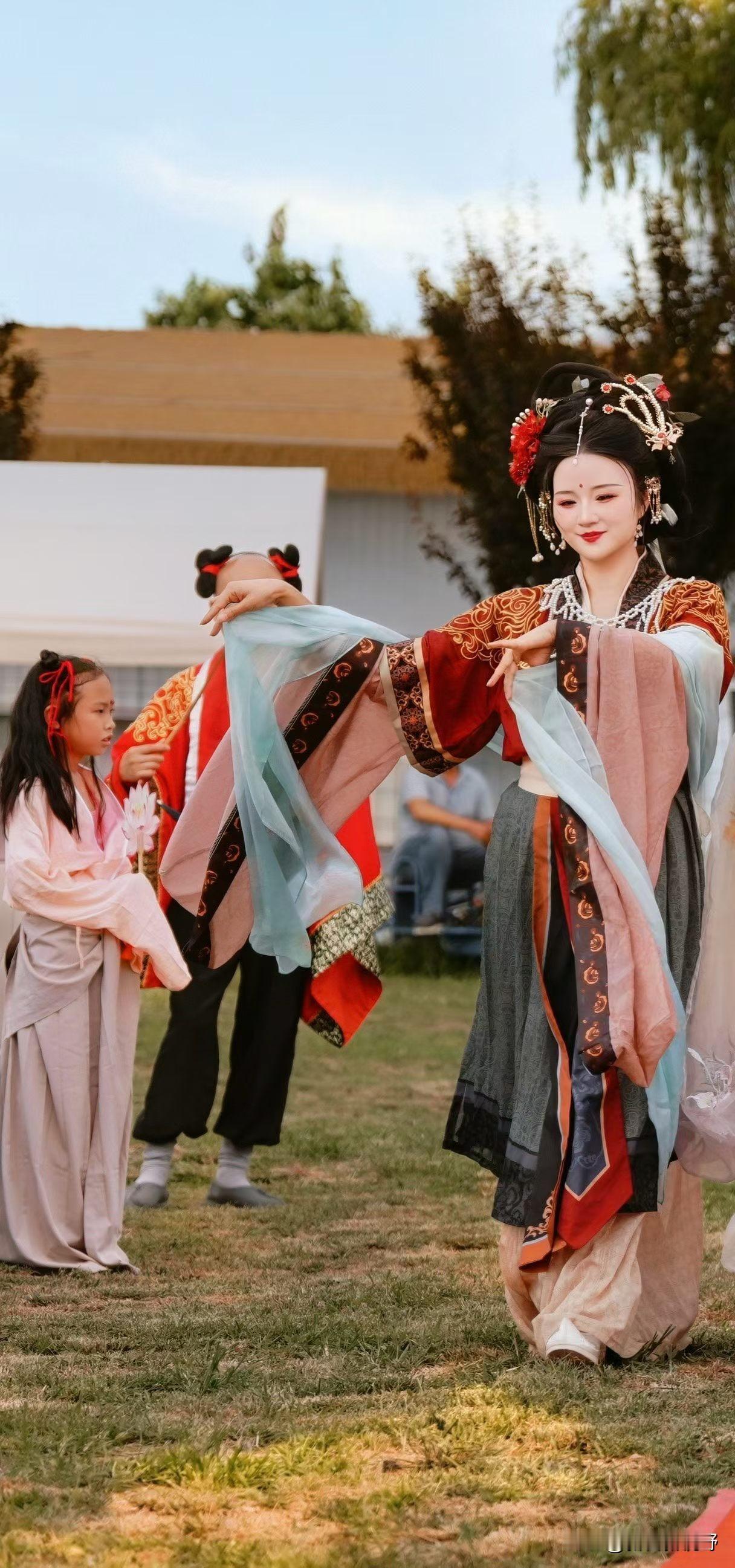穿越时空的古典之美，惊艳的汉服舞姿宝鸡有湖北菜吗 翩若惊鸿汉服 汉服美人跳舞 唐