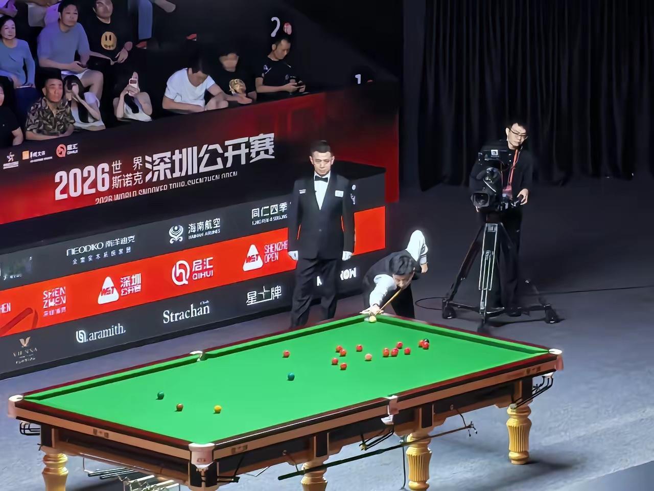 赵心童深圳公开赛一轮游，输给了唐老鸭（其实不弱），现场环境一言难尽