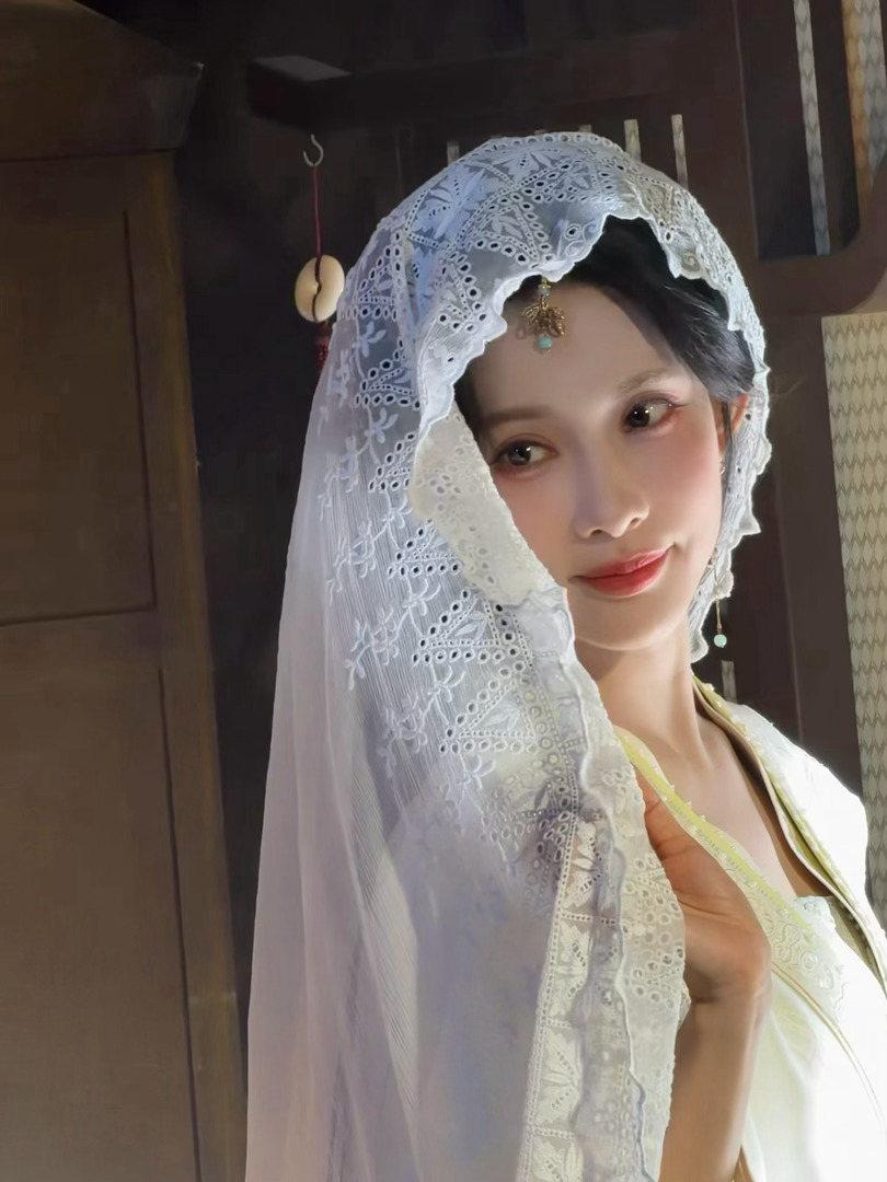 孟子义菩提树下站谁都美🍚戏内多条CP线热度居高不下，戏外主演多次同台互动，海量