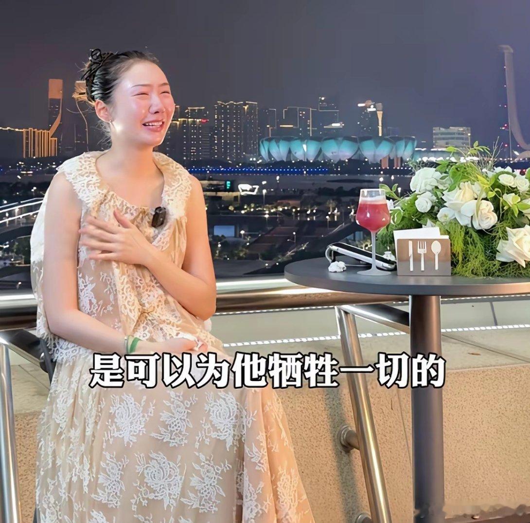 霍尊前女友陈露官宣彻底“和解”并在天台上声泪俱下的公开两人相处的细节。6月25号
