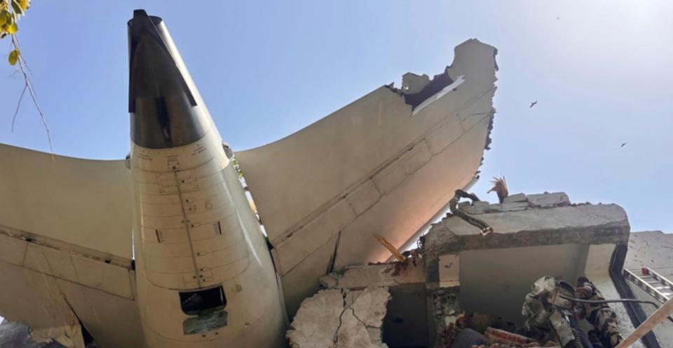 印度航空公司的这架787梦想客机坠毁在医学院的一个宿舍楼上，坠毁时，一部分残骸还