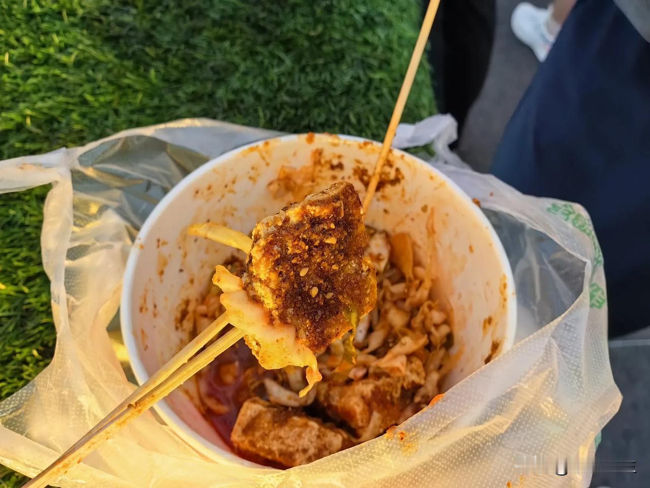 济南臭豆腐真的是名不虚传，味道真的是棒棒哒！特别是臭豆腐上面放一点儿泡菜真的味道