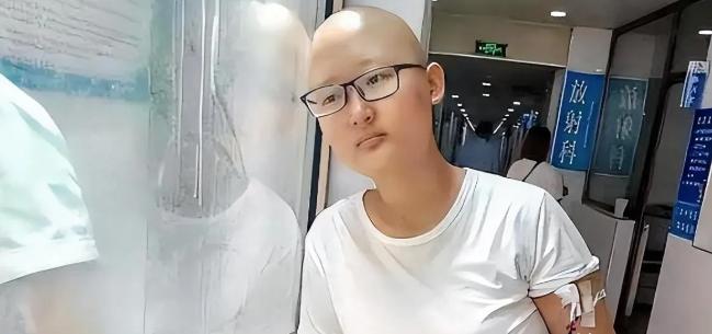 痛心！2019年，河北一癌症女孩在病房里对着亲戚朋友怒吼：“我凭什么就该死？”亲