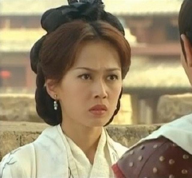姚莹莹于1991年获得新加坡小姐冠军，其后代表新加坡参选环球小姐，期间认识同届的