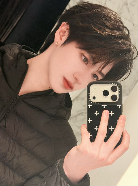 朱志鑫建模正确  朱志鑫也是早八更博了~是在米兰的plog呀！建模正确自拍正确，