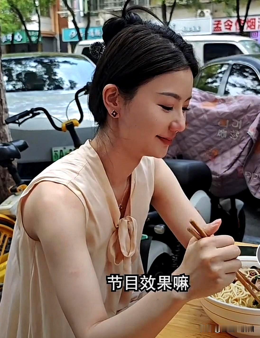 “猴哥说车”离婚就是场炒作，原因有3个：1、在领离婚的当天全程有摄影师跟着拍。