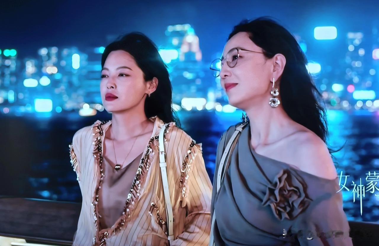 不懂就问：
一，两位美女，左边是辛芷蕾，右边是谁？
二，媳妇儿喜欢辛芷蕾，说她是