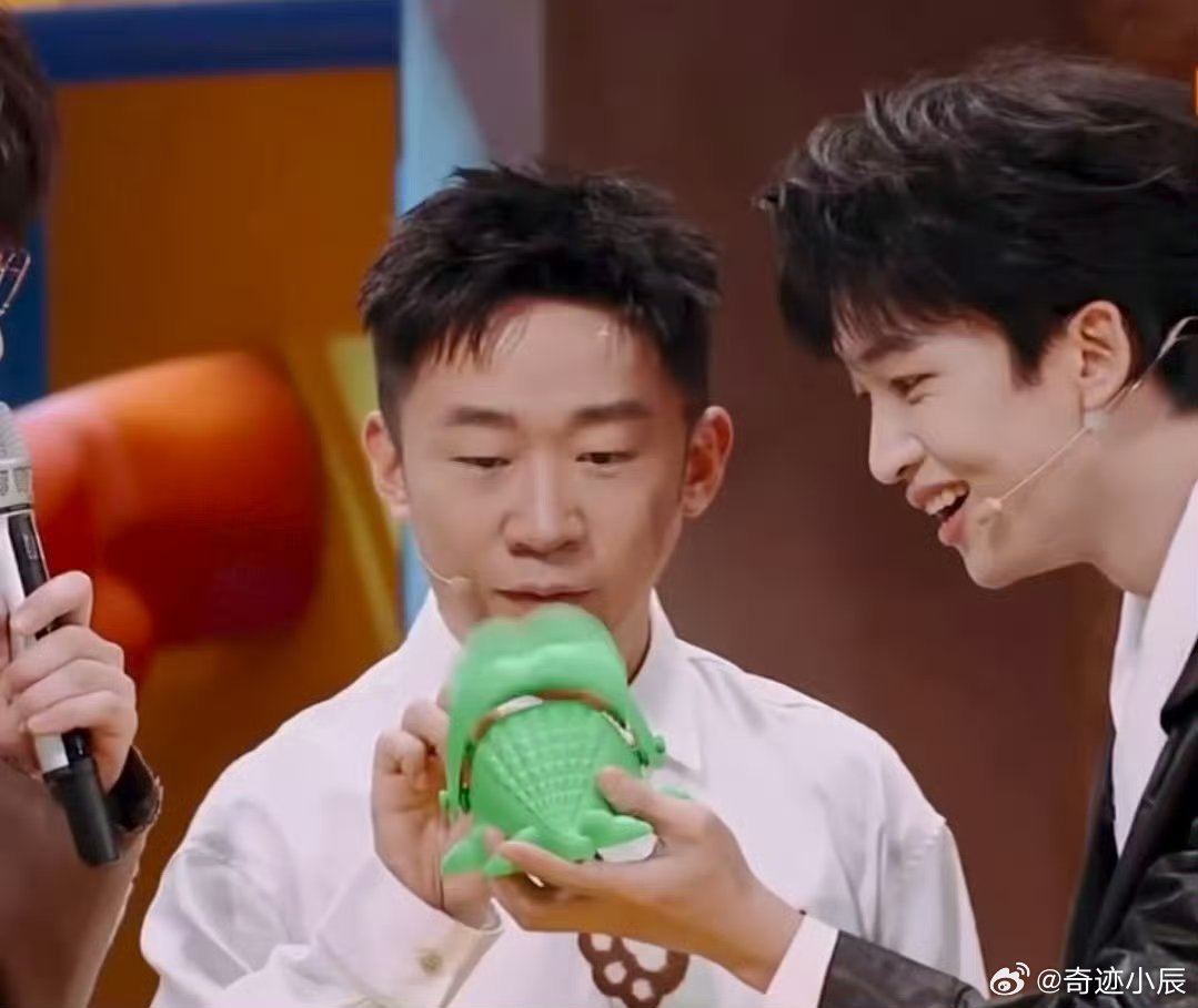 杨迪综艺效果这块就没输过 杨迪综艺天赋绝了！答题快似提前背题，反应超惊人，玩游戏