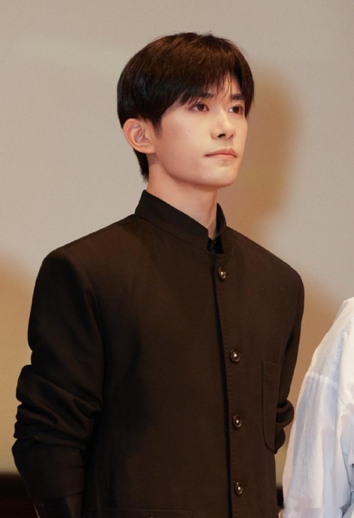 易烊千玺的24岁，宛如一幅绚丽画卷。既有着少年的纯粹天真，又多了青年的责任担当。