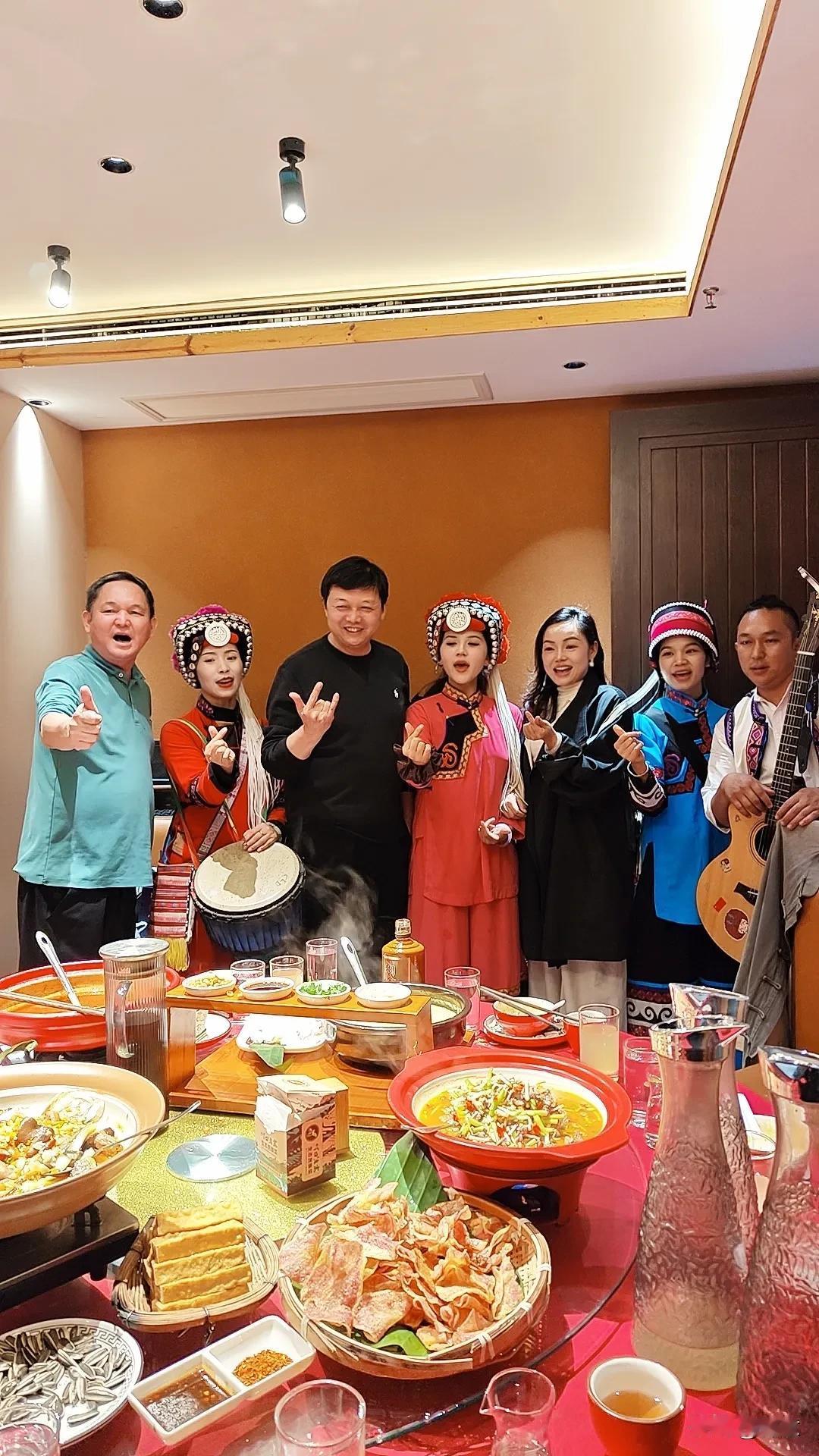 【西安自媒体大咖妖哥到访云南，吖口老寨冬季新品获盛赞！】🎉
👏热烈欢迎西安自