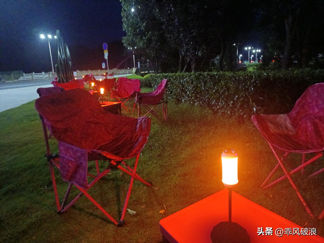 2026年7月8号晚上散步，看见一个外地来做广告卖鸡尾酒的，冷冷清清，唉！