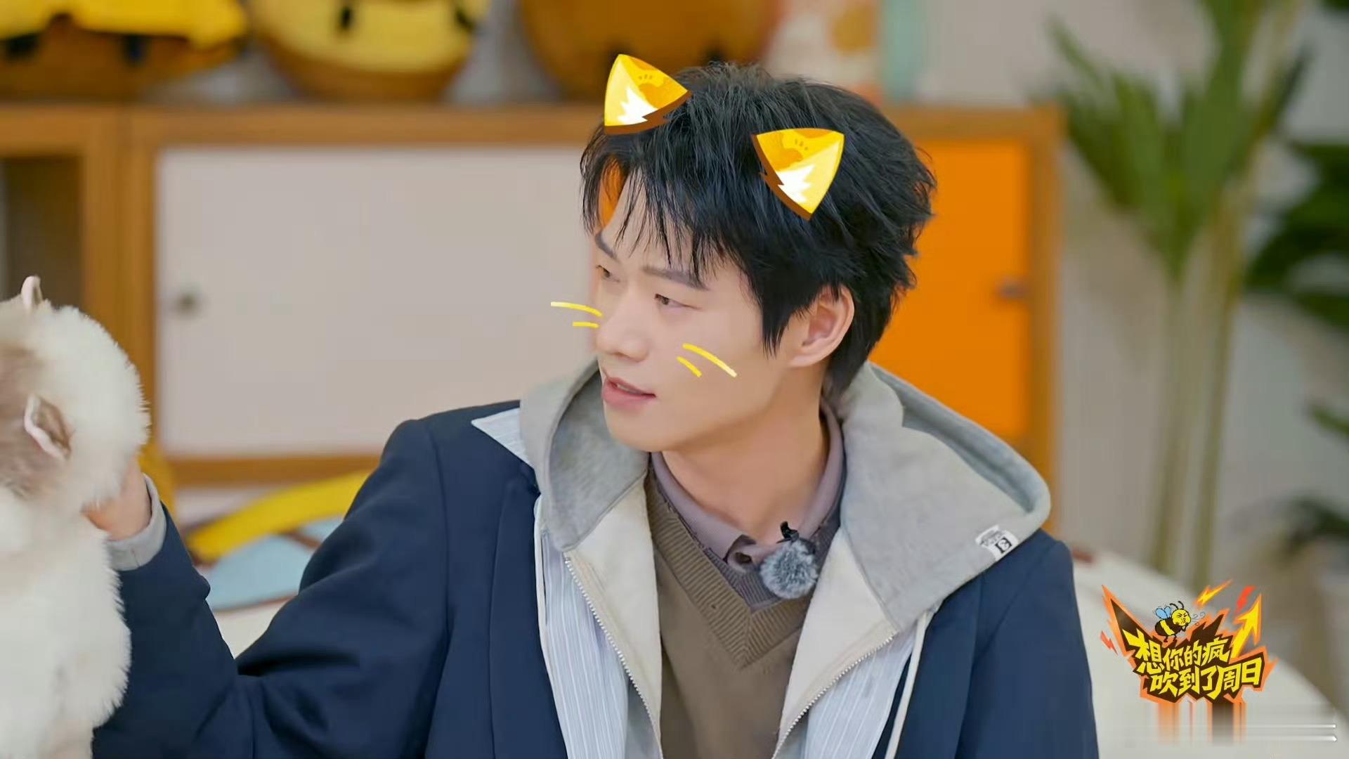 魏大勋还原摸猫神图名场面 魏大勋还原神图名场面！之所以是神图，就是因为这种不经意