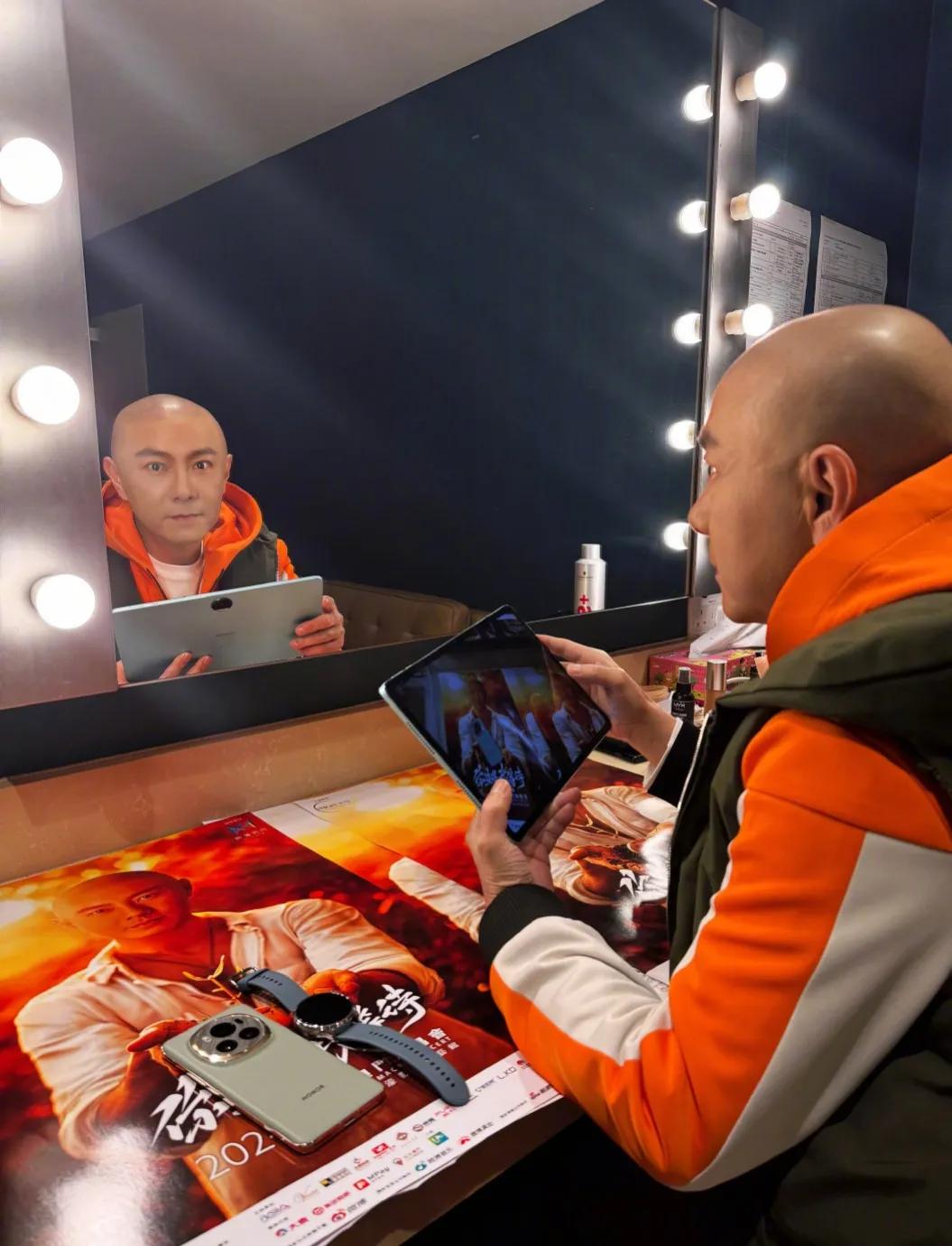 速来围观，张卫健也用上了荣耀三件套！你们觉得气场搭不搭？不得不说，荣耀的东西质感