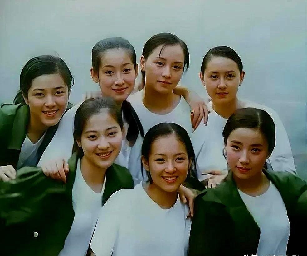 最近翻到一张中戏96级表演班的旧照，惊觉这个班简直是娱乐圈的"神仙班级"！当年章