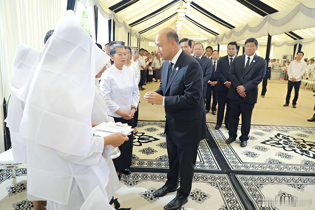 泰媒说柬埔寨陆军第七师师长杜昂·索姆尼昂少将遭泰军炮击身亡，看来确有其事，因为洪