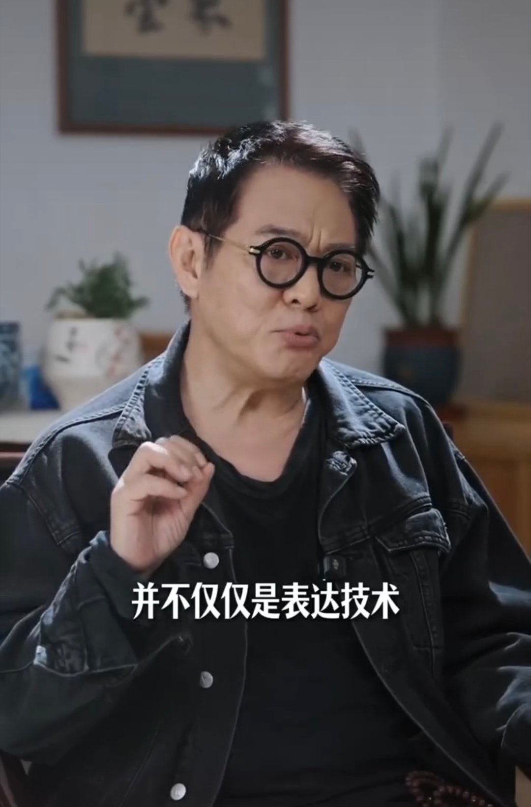 李连杰拍短剧面相都变了62岁李连杰荧屏状态 本来担心李连杰吃亏，结果他动作稳得一