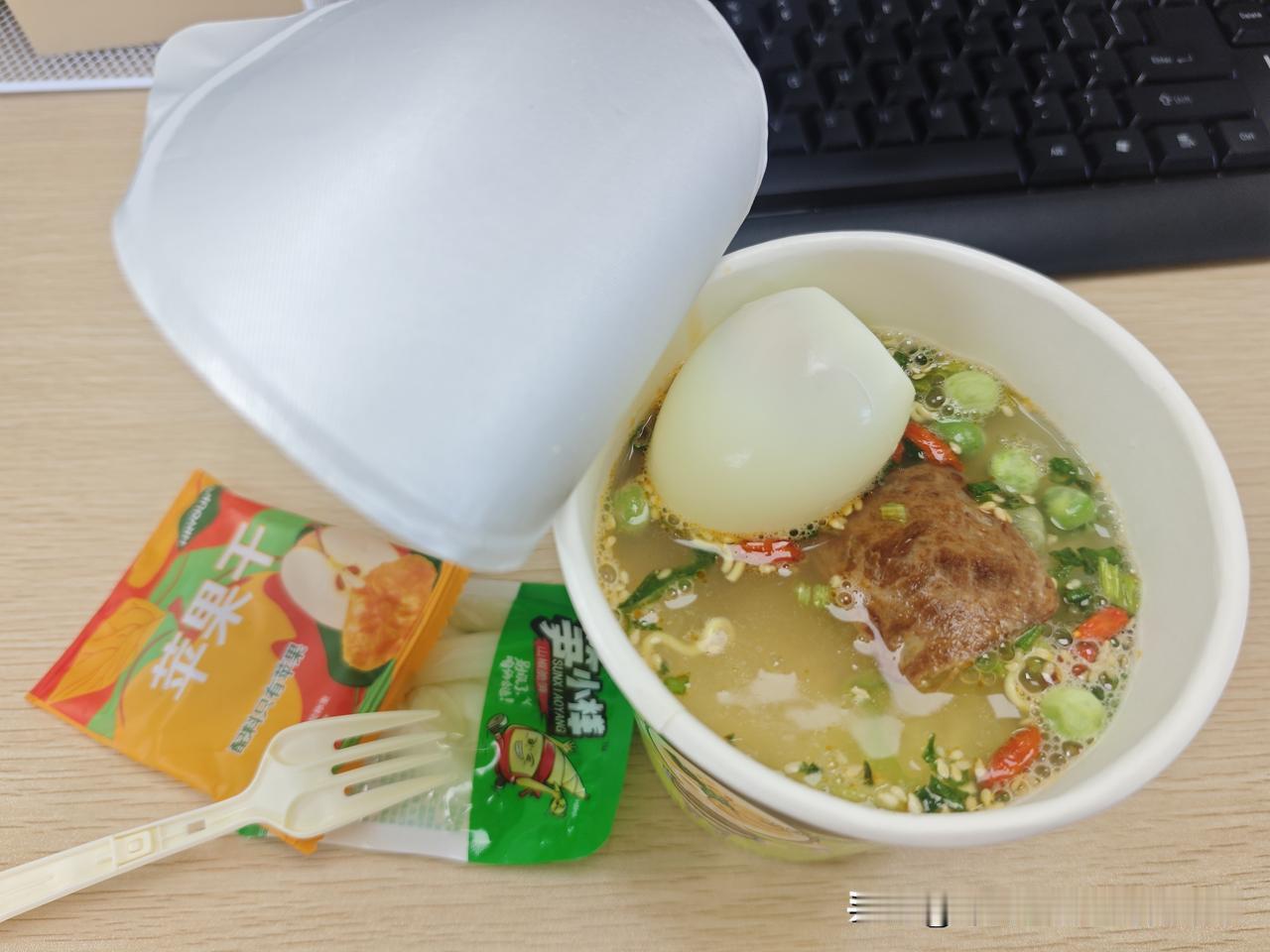 中午肚子疼，午饭只吃了一点点。
午休睡醒肚子就开始咕咕叫了，但是一直在忙，没时间