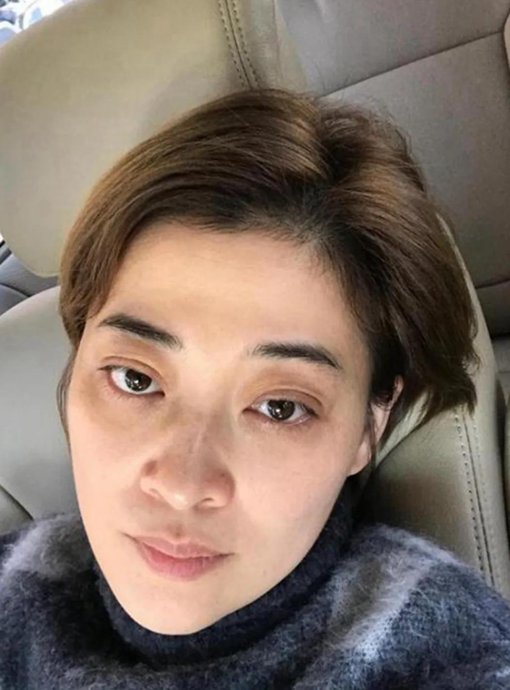 她在娱乐圈里也是一个神奇般存在的人物！

素颜的时候，眼大无神，黑眼圈浓重；但是